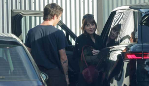 Τα φιλιά και οι αγκαλιές της Ντακότα Τζόνσον με τον νέο της σύντροφο