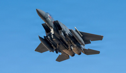 Πώς διασώθηκε ο Αμερικανός αεροπόρος που αγνοούνταν στο Ιράν: Η δραματική επιχείρηση που κράτησε ώρες και τα C-130 που... κόλλησαν στην άμμο