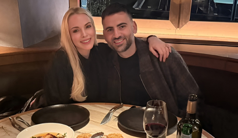 Η Λίντσεϊ Λόχαν και ο σύζυγός της γιόρτασαν τέσσερα χρόνια γάμου με ένα ρομαντικό δείπνο