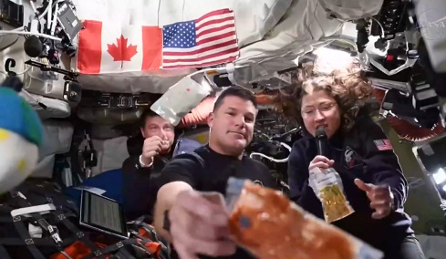 Πλησιάζει τη Σελήνη το Orion, όλα ΟΚ εκτός της... τουαλέτας: Πώς αντιμετωπίζουν η NASA και οι 4 αστροναύτες το μόνο πρόβλημα της αποστολής