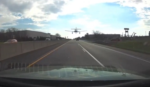 Αναγκαστική προσγείωση μικρού αεροσκάφους σε αυτοκινητόδρομο της Πενσιλβάνια, δείτε βίντεο 