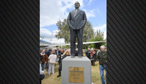 Αποκαλύφθηκε το άγαλμα του Αριστοτέλη Ωνάση στο Ελληνικό, δείτε βίντεο και φωτογραφίες