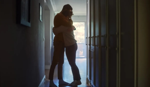 Πώς μία αγκαλιά απέτρεψε βομβιστική επίθεση – Η επιστήμη εξηγεί τι συμβαίνει στο σώμα με το άγγιγμα
