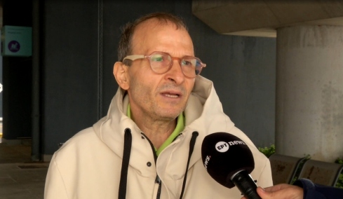 Το ελληνικό The Terminal: Άστεγος με το σκυλάκι του ζει εδώ και δυο μήνες στο αεροδρόμιο Μακεδονία