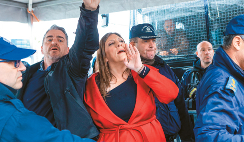 Η δίκη για την τραγωδία των Τεμπών: Πυρά από δικαστές και συγγενείς θυμάτων για την εκτός ελέγχου Κωνσταντοπούλου