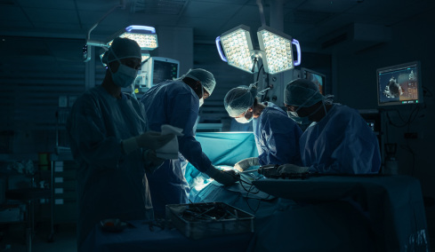 Γυναικολόγος ξέχασε για πέντε μήνες βελόνα 13 εκατοστών στην κοιλιά ασθενούς, η γυναίκα υπέστη νεφρική ανεπάρκεια