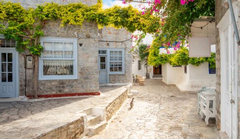 Πάσχα σε 3 νησιά κοντά στην Αθήνα: Κατάνυξη, παράδοση και θαλασσινή αύρα