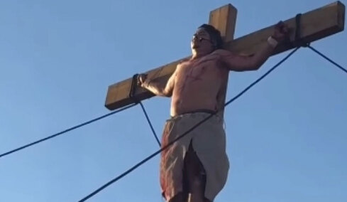 Μεξικό: Πανικός στην αναπαράσταση της σταύρωσης - Ηθοποιός έπεσε από τον σταυρό του ληστή
