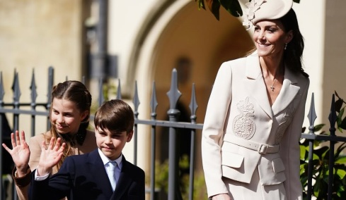 Κέιτ Μίντλετον - Πρίγκιπας Ουίλιαμ: Η οικογενειακή εμφάνιση με τα παιδιά τους για το Καθολικό Πάσχα (εικόνες)