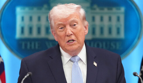 Μπορεί να τσακίσουμε το Ιράν μέσα σε μια νύχτα, ίσως να είναι αύριο Τρίτη, απειλεί ο Τραμπ 