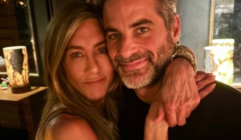 Τζένιφερ Άνιστον: Νέες φωτογραφίες από τη ζωή της με τον Τζιμ Κέρτις
