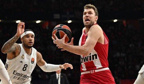 Ολυμπιακός - Ρεάλ Μαδρίτης 72-59 (Δ' περίοδος): Αγκαλιάζουν τη νίκη οι Πειραιώτες, live ο αγώνας στο ΣΕΦ 