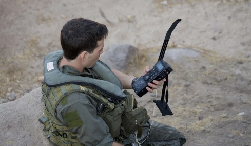 Πώς εντοπίστηκαν οι δύο πιλότοι του F-15 που καταρρίφθηκε στο Ιράν: Η συσκευή που έστειλε το στίγμα τους στους διασώστες