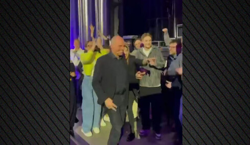 Ο Γιάνης Βαρουφάκης γίνεται viral στη Μόσχα χορεύοντας techno κομμάτι με το όνομά του, δείτε βίντεο 