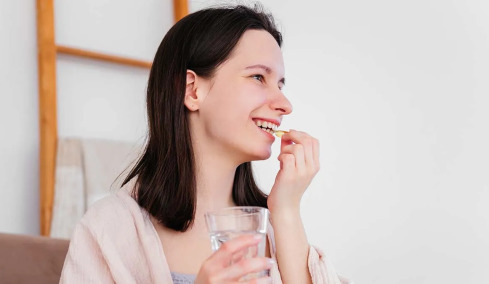 ΙΦΝΕ: Η βιταμίνη που «εκπαιδεύει» το μικροβίωμα του εντέρου