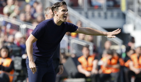 Προπονητής Ράγιο Βαγιεκάνο: «Η ΑΕΚ αμύνεται και επιτίθεται καλά, μπορούμε να κατακτήσουμε το Conference League»
