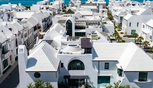  Η εντυπωσιακή ολόλευκη πόλη που μοιάζει με τη Σαντορίνη αλλά είναι στην Αμερική