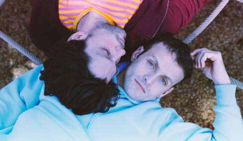 Ο Γιώργος Μπένος και ο Αλέξανδρος Πιεχόβιακ πρωταγωνιστές στο πολυβραβευμένο έργο «Bacon»