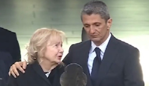 Βίντεο: Λύγισε ο Ραζβάν Λουτσέσκου μπροστά στο φέρετρο του πατέρα του