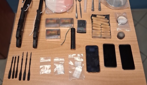 Τους έπιασαν στη Χαλκίδα με ναρκωτικά, όπλα και αρχαίο κίονα