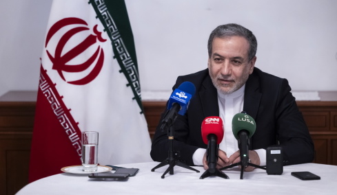 Πυρά κατά των ΗΠΑ από τον Αραγτσί μετά την άφιξη στη Ρωσία: «Οι υπερβολικές απαιτήσεις εκτροχιάζουν τις συνομιλίες»