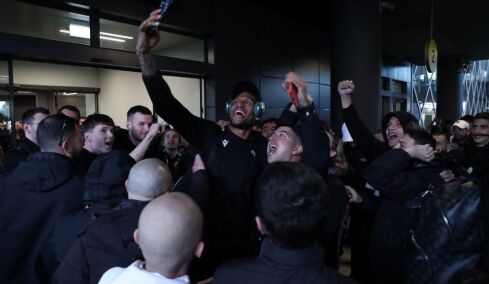 ΠΑΟΚ: Αποθέωση της ομάδας μπάσκετ στο αεροδρόμιο, δείτε βίντεο και φωτογραφίες