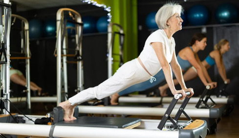 Είναι 72 ετών και πιο fit από ποτέ – Το μυστικό μιας δασκάλας pilates για δυνατό και γραμμωμένο σώμα