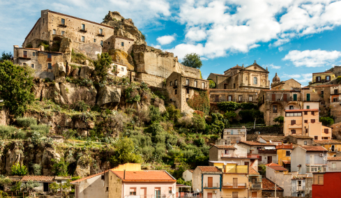 Το μικρό χωριό της Ιταλίας που προσφέρει δωρεάν στέγαση και εργασία