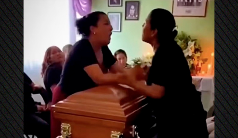 Αδιανόητος καβγάς σε κηδεία στο Μεξικό: Οι ερωμένες του νεκρού τσακώθηκαν πάνω από το φέρετρο, δείτε βίντεο