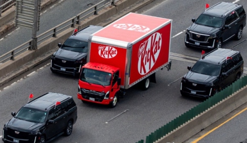 Φορτηγό της KitKat εμφανίστηκε με VIP συνοδεία μετά την κλοπή 12 τόνων σοκολάτας: Τι κρύβεται πίσω από την κίνηση, δείτε βίντεο