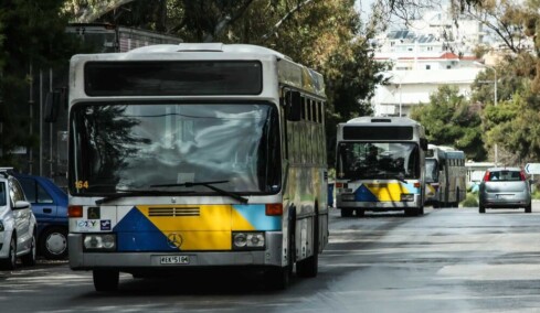 Άνδρας φώναζε και έβριζε σε λεωφορείο στο Μαρούσι κρατώντας λάμες από ψαλίδι