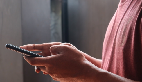 Στα δικαστήρια γνωστή τραγουδίστρια με πρώην σύντροφό της: Η γνωριμία, τα βίντεο με προσωπικές στιγμές και η καταγγελία για απειλές και ξύλο