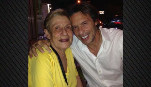 Η συγκινητική ανάρτηση του Στράτου Τζώρτζογλου με τη μητέρα του που έχει φύγει από τη ζωή