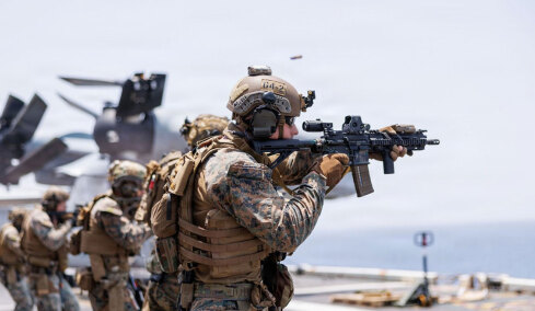 Νέο σενάριο από το Reuters για τις προθέσεις του Τραμπ: Εξετάζει την απόσυρση μέρους των αμερικανικών στρατευμάτων από την Ευρώπη