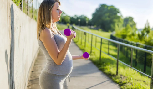 Επιτρέπεται η προπόνηση με βάρη στην εγκυμοσύνη; Ο ειδικός απαντά

