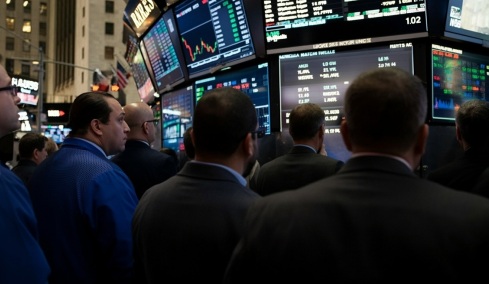 Υπό πίεση οι αγορές: Πτώση στα futures της Wall Street, άνοδος 8% στο πετρέλαιο και απώλειες στην Ασία 