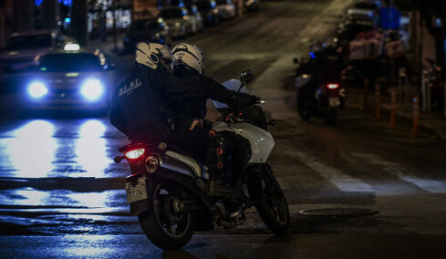 Καταδίωξη διαρρηκτών με πυροβολισμούς στη Βάρη: Πήγαν να εμβολίσουν τους αστυνομικούς