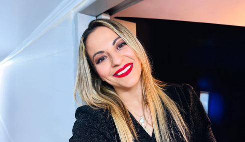 Ποια είναι η  Tζένη Κατσίγιαννη που έκανε χαμό στο TikTok με το τραγούδι «Πες Μου Πώς σε Λένε» πριν ακόμη κυκλοφορήσει
