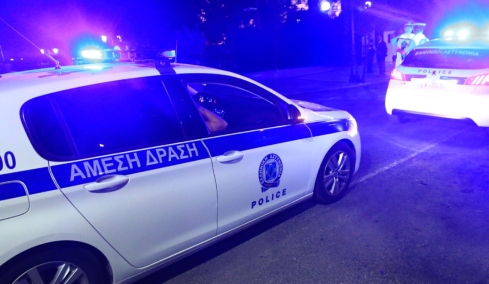 Αναστάτωση στο κέντρο της Αθήνας: Πακιστανός σε έξαλλη κατάσταση έσπασε 30 αυτοκίνητα με ξύλινο κοντάρι