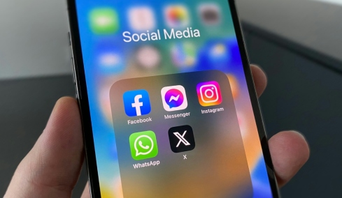 Οι Ευρωπαίοι τάσσονται υπέρ της απαγόρευσης των social media σε ανήλικους, 3 στους 4 ζητούν να επιβληθεί όριο ηλικίας