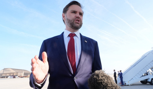 Ο Βανς αναχώρησε για το Πακιστάν και προειδοποιεί την Τεχεράνη να μην «παίξει» με τις ΗΠΑ στις διαπραγματεύσεις