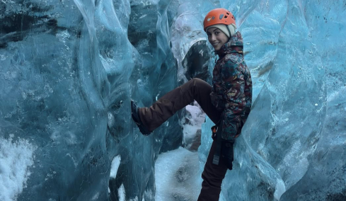 Η Ευγενία Σαμαρά συνεχίζει τις διακοπές της στην Ισλανδία: Φωτογραφήθηκε ανάμεσα σε παγετώνες