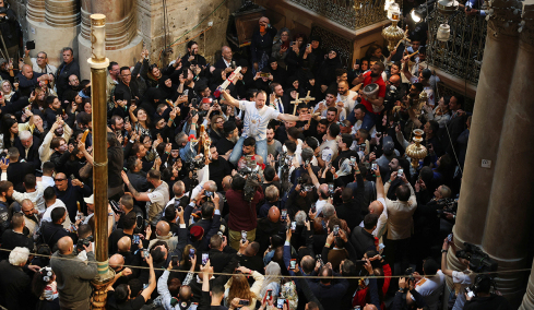 «Δεύτε λάβετε φως» - Πανηγυρικό κλίμα στην τελετή αφής του Αγίου Φωτός στον Ναό της Αναστάσεως στα Ιεροσόλυμα, δείτε live