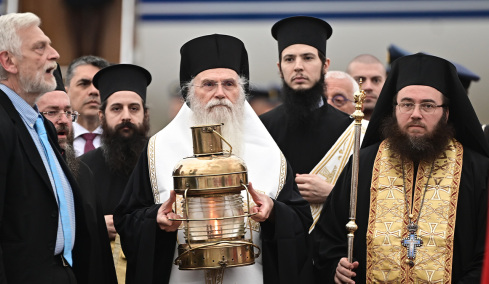 Έφτασε στην Αθήνα το Άγιο Φως από την Ιερουσαλήμ - Δείτε live