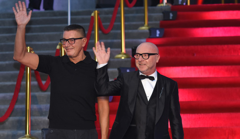 Dolce χωρίς Gabbana: Πώς έφτασε να χρωστάει μισό δισ. ευρώ ο διάσημος οίκος και τι σημαίνει η αποχώρηση του Stefano Gabbana