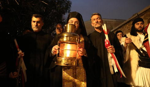 Έφτασε στο Μετόχι του Παναγίου Τάφου στην Πλάκα το Άγιο Φως και από εκεί μεταφέρεται σε όλη την Ελλάδα, δείτε live