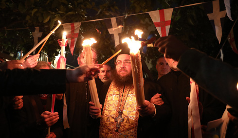 Από το Μετόχι του Παναγίου Τάφου στην Πλάκα το Άγιο Φως μεταφέρεται σε όλη την Ελλάδα