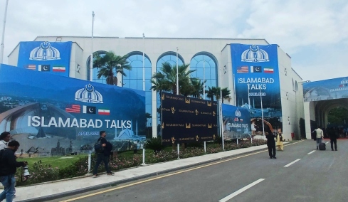 Οι 2+1 φάσεις των διαπραγματεύσεων μεταξύ ΗΠΑ και Ιράν για το μέλλον του πολέμου: Ξεκινούν το απόγευμα οι συνομιλίες στο Ισλαμαμπάντ
