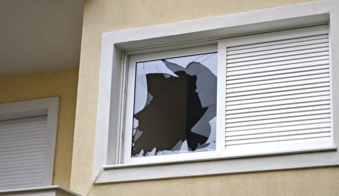 «Πήδηξαν από τα μπαλκόνια και έφυγαν προς το βουνό»: Ο ιδιοκτήτης του διαμερίσματος στη Βάρη περιγράφει την εισβολή στο σπίτι του