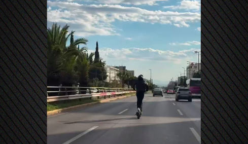 Δείτε βίντεο: Έτρεχε με ηλεκτρικό πατίνι στην αριστερή λωρίδα της Συγγρού, χωρίς κράνος, δίπλα σε ΙΧ
